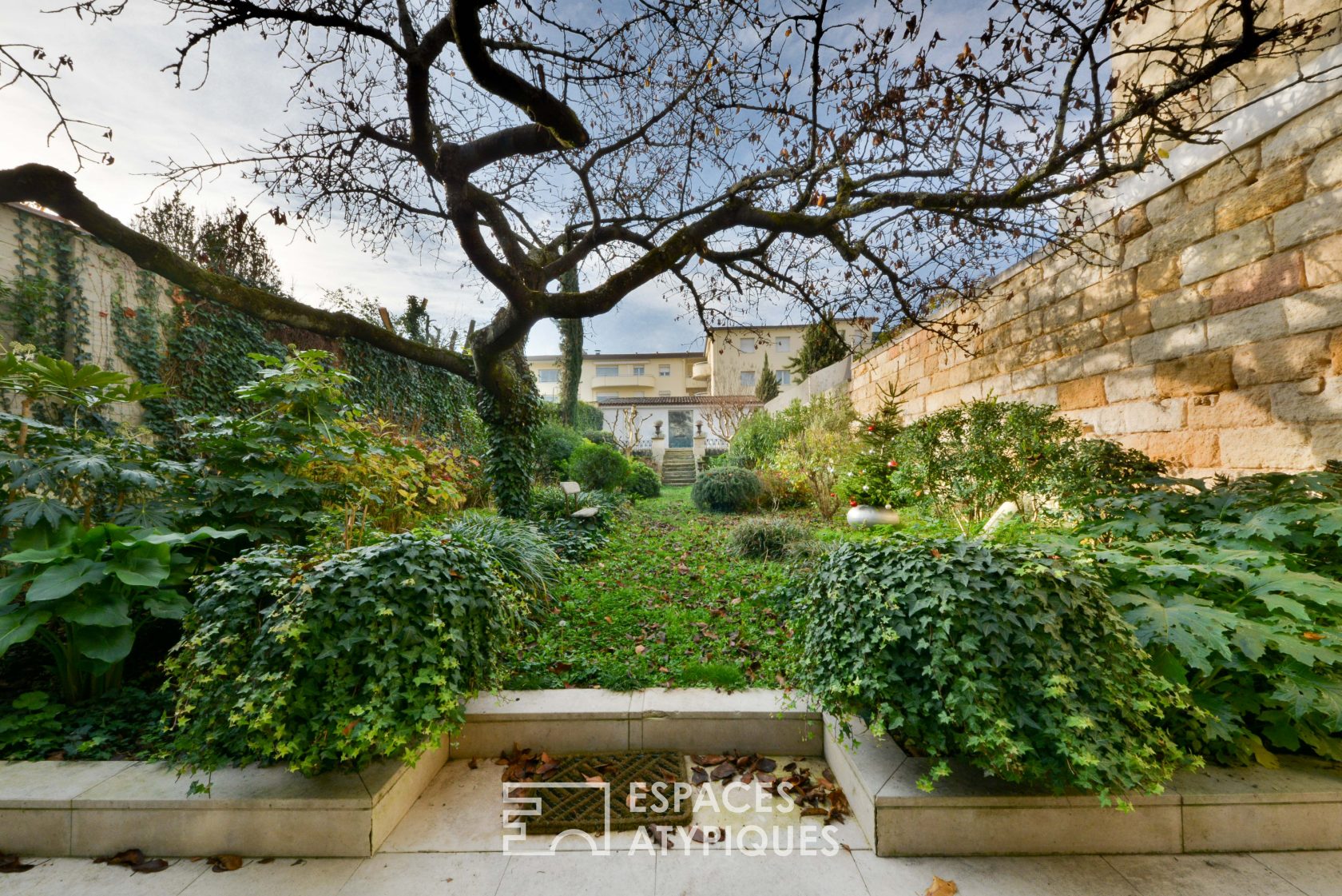 Private mansion Bordeaux Public garden