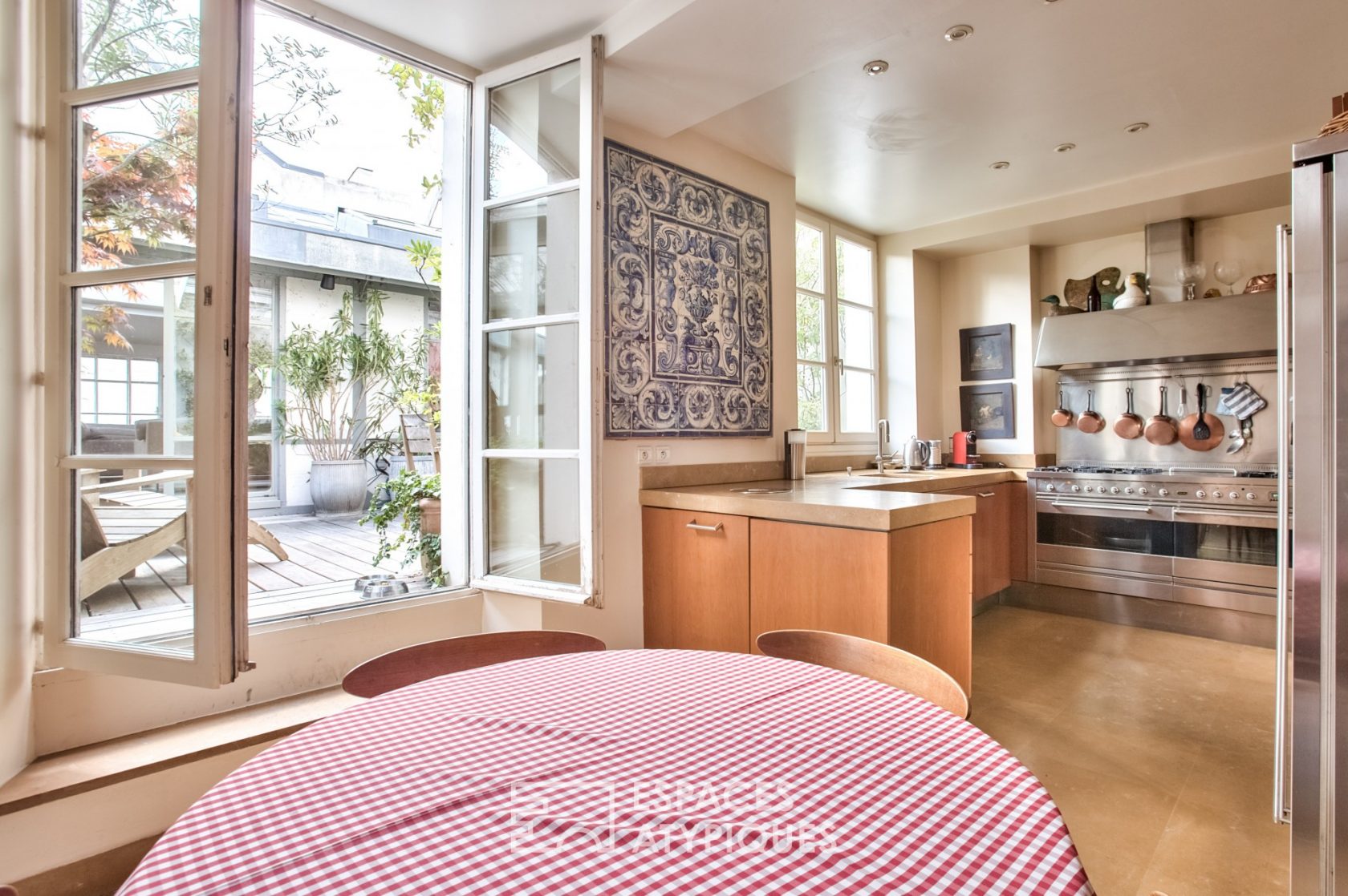 Private mansion with Eiffel lounge