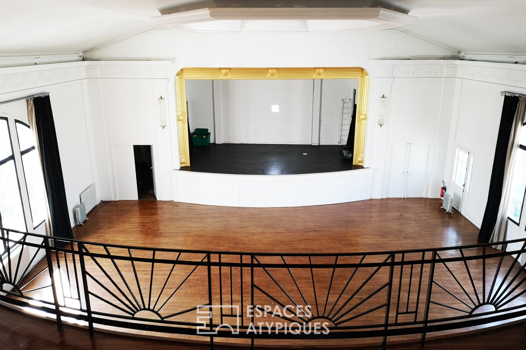 Art deco room
