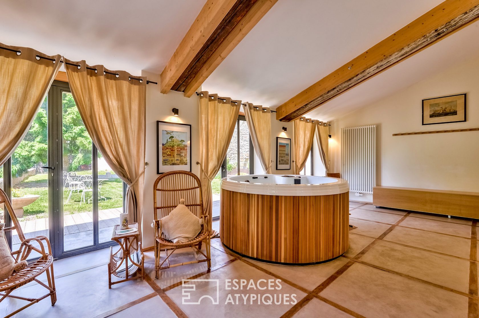Château en ville et ses cabanes dans les bois