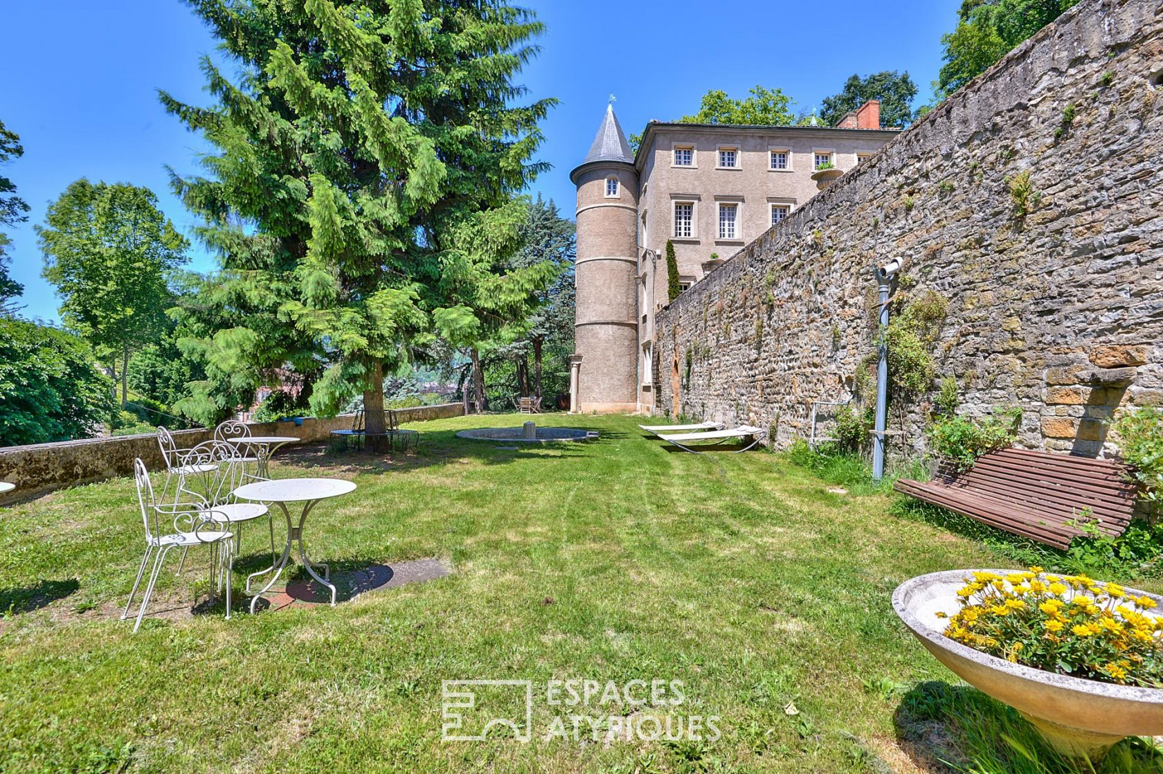 Château en ville et ses cabanes dans les bois