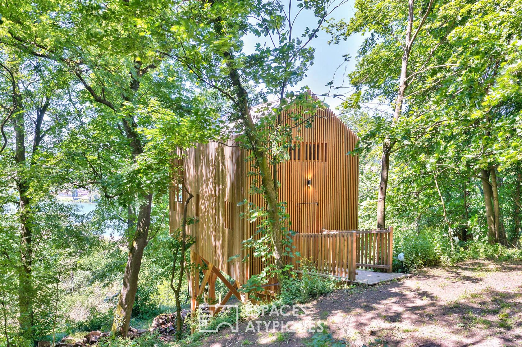 Château en ville et ses cabanes dans les bois