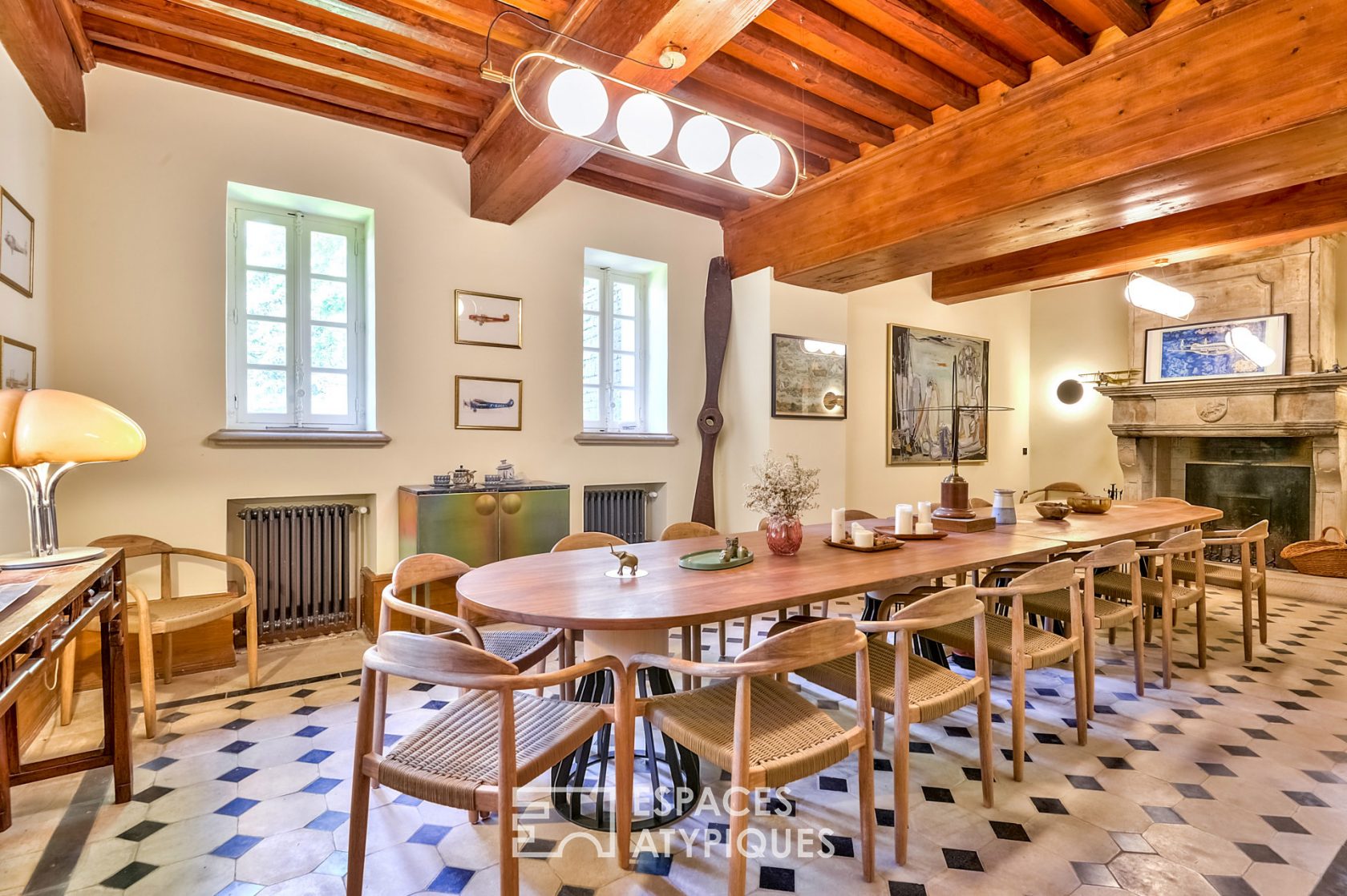 Château en ville et ses cabanes dans les bois