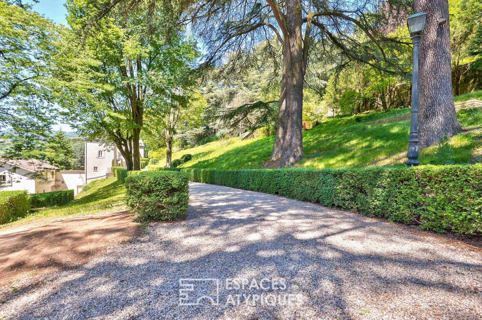 Château en ville et ses cabanes dans les bois