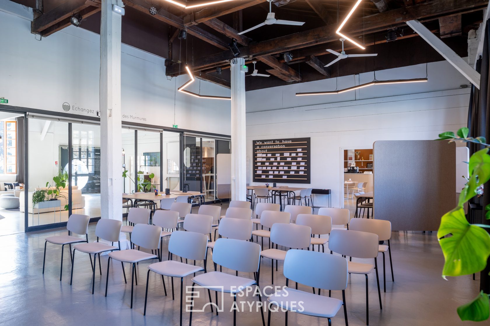 The pontoon, a colorful and atypical event space