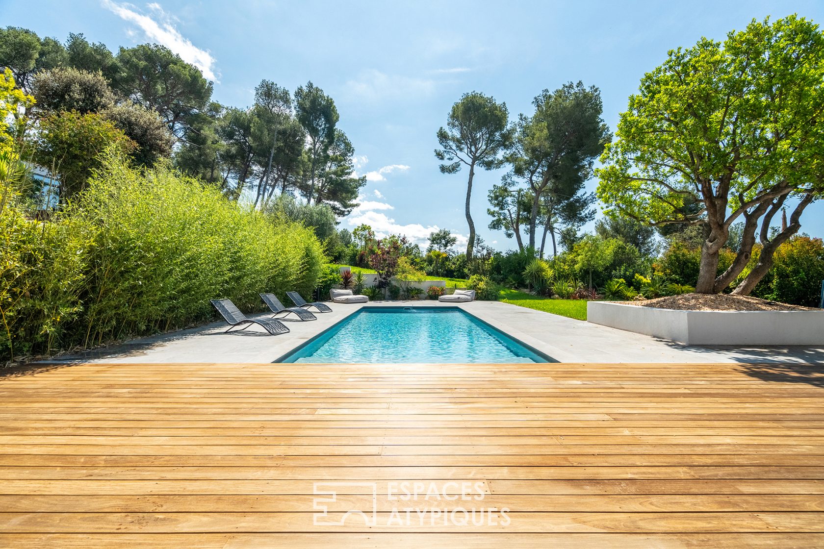 Maison californienne avec jardin exotique paysagé