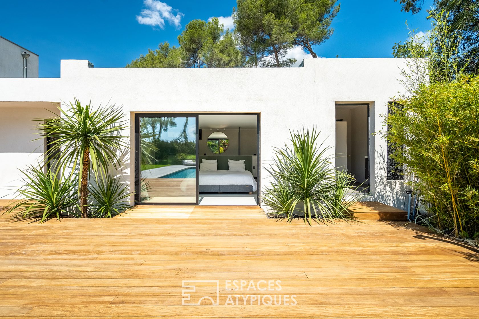 Maison californienne avec jardin exotique paysagé