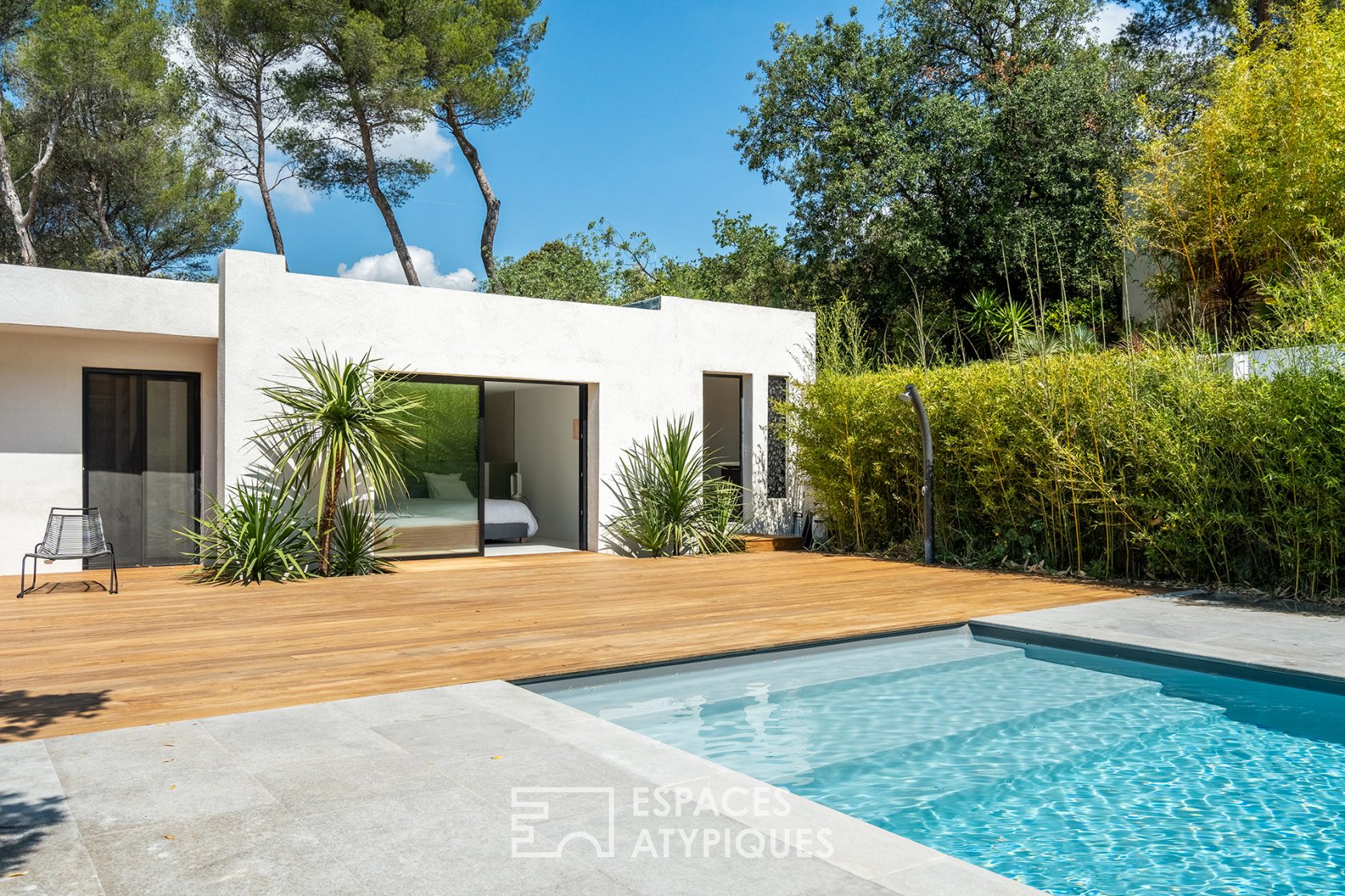 Maison californienne avec jardin exotique paysagé