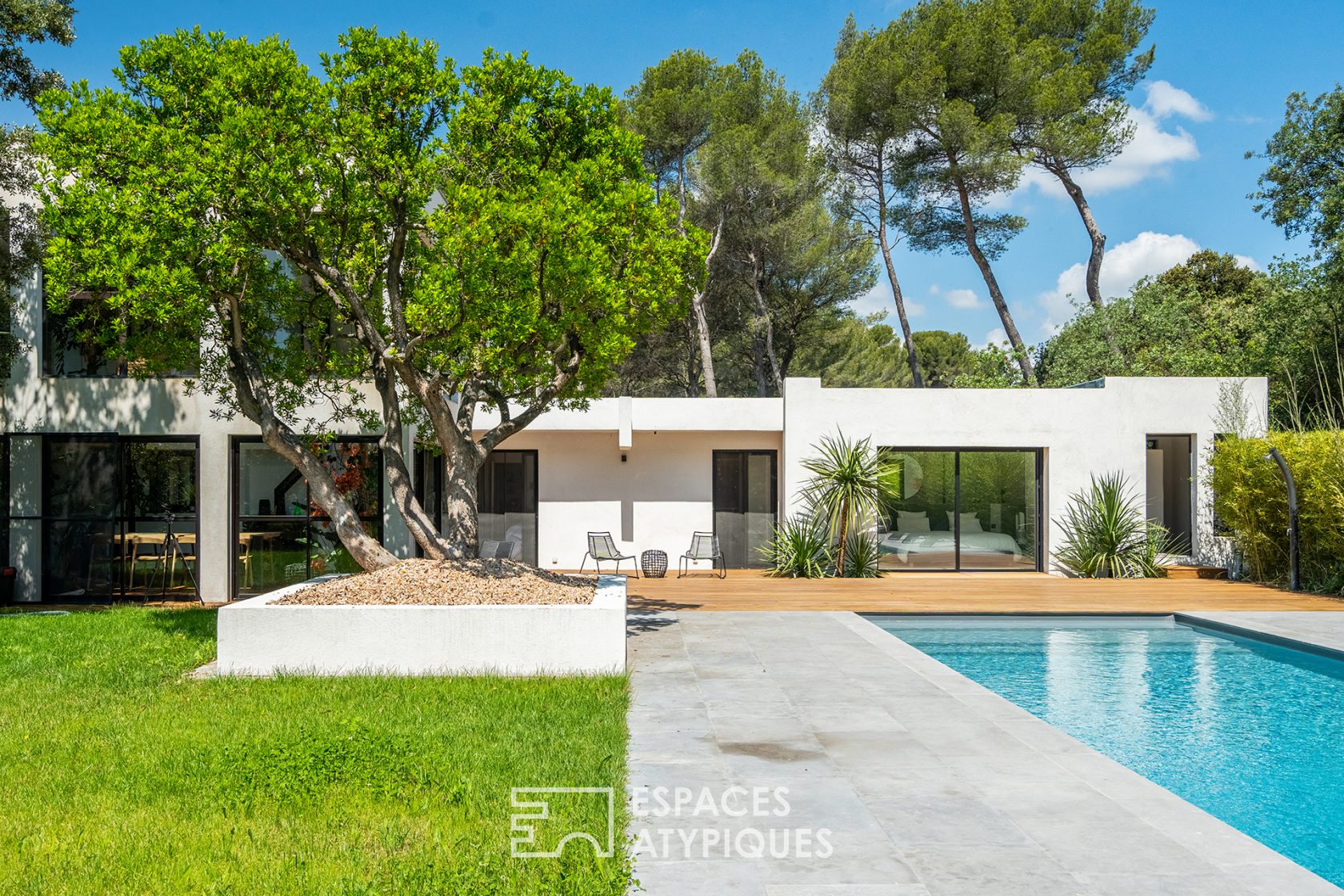 Maison californienne avec jardin exotique paysagé