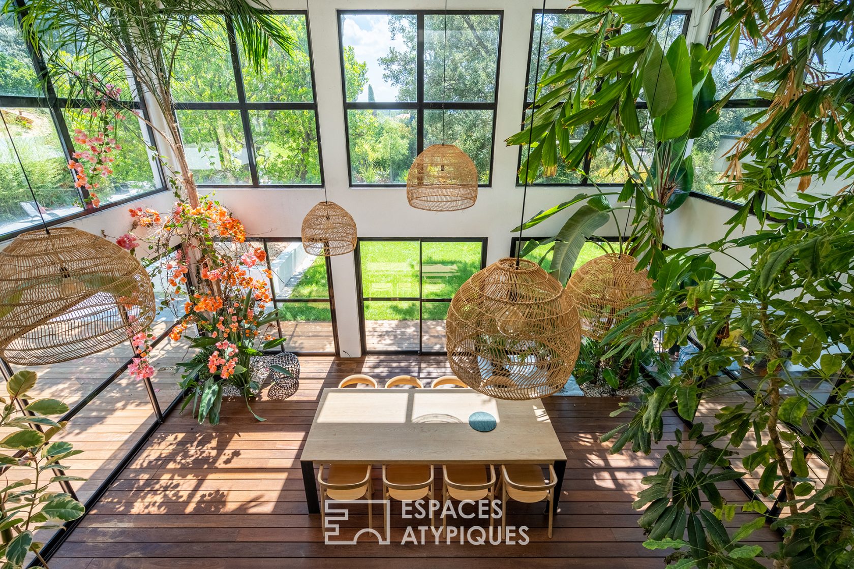 Maison californienne avec jardin exotique paysagé