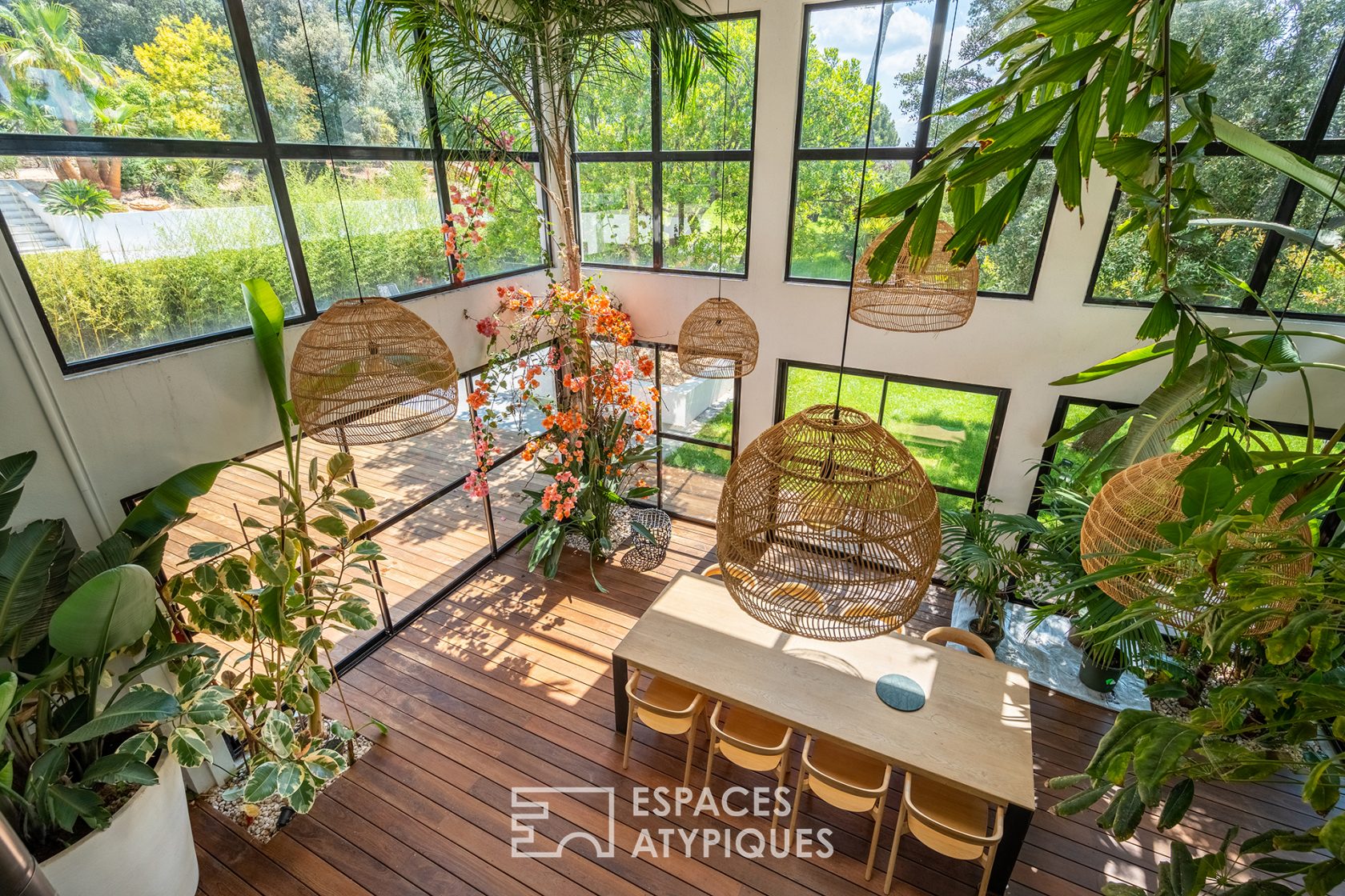 Maison californienne avec jardin exotique paysagé