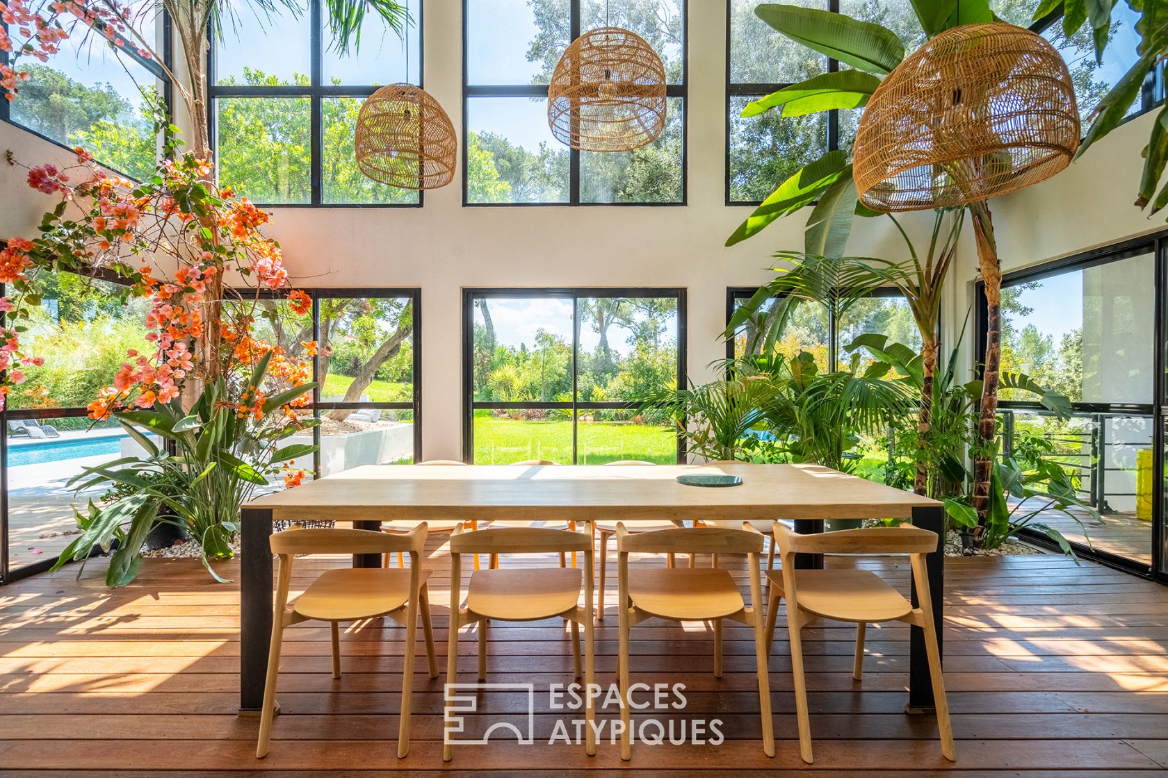 Maison californienne avec jardin exotique paysagé