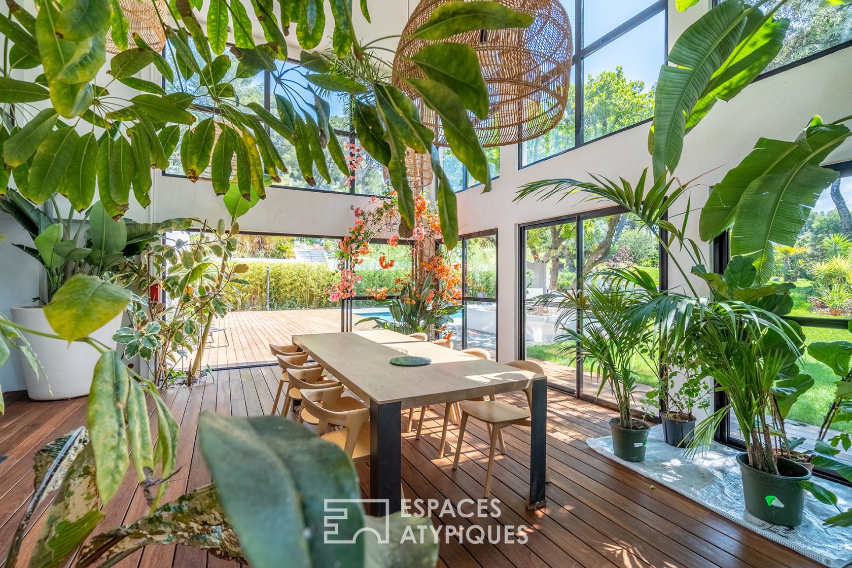 Maison californienne avec jardin exotique paysagé