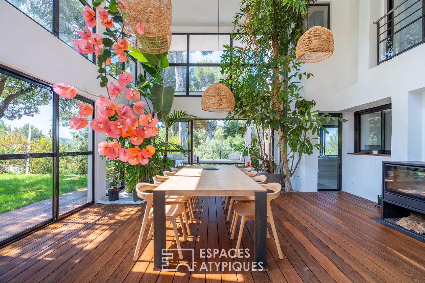 Maison californienne avec jardin exotique paysagé