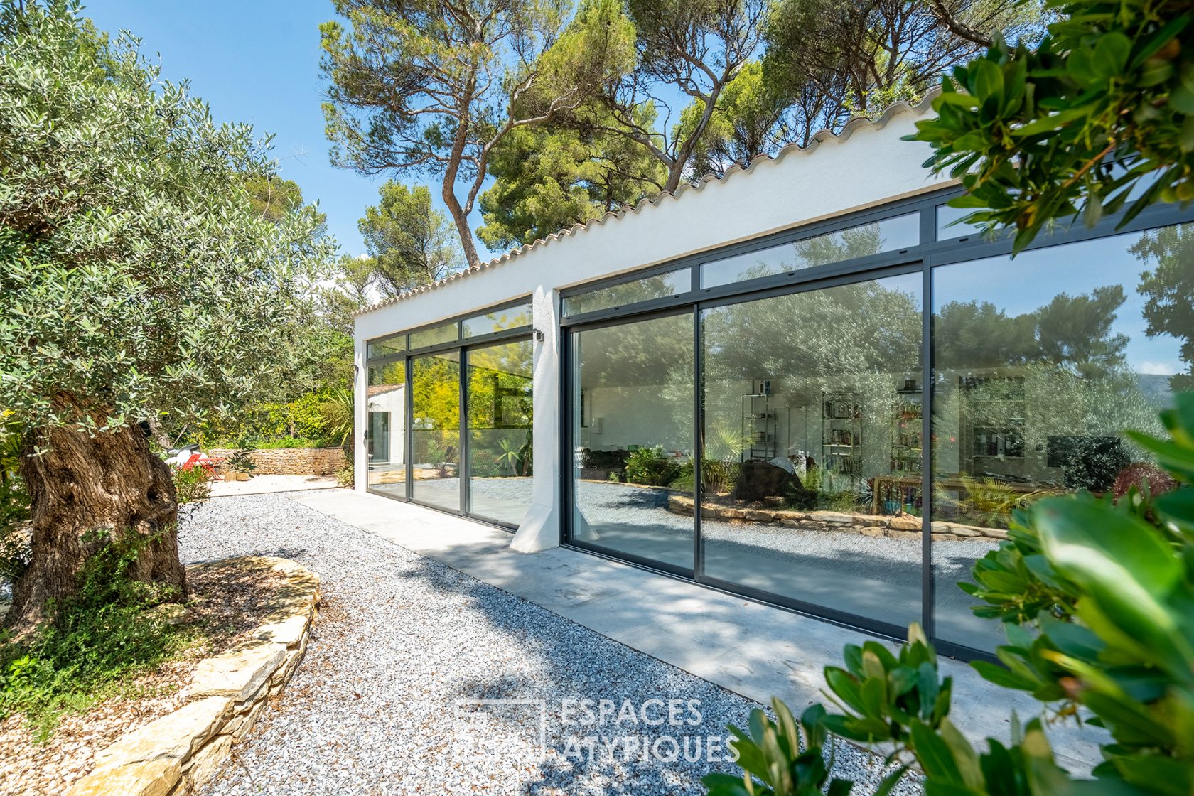 Maison californienne avec jardin exotique paysagé