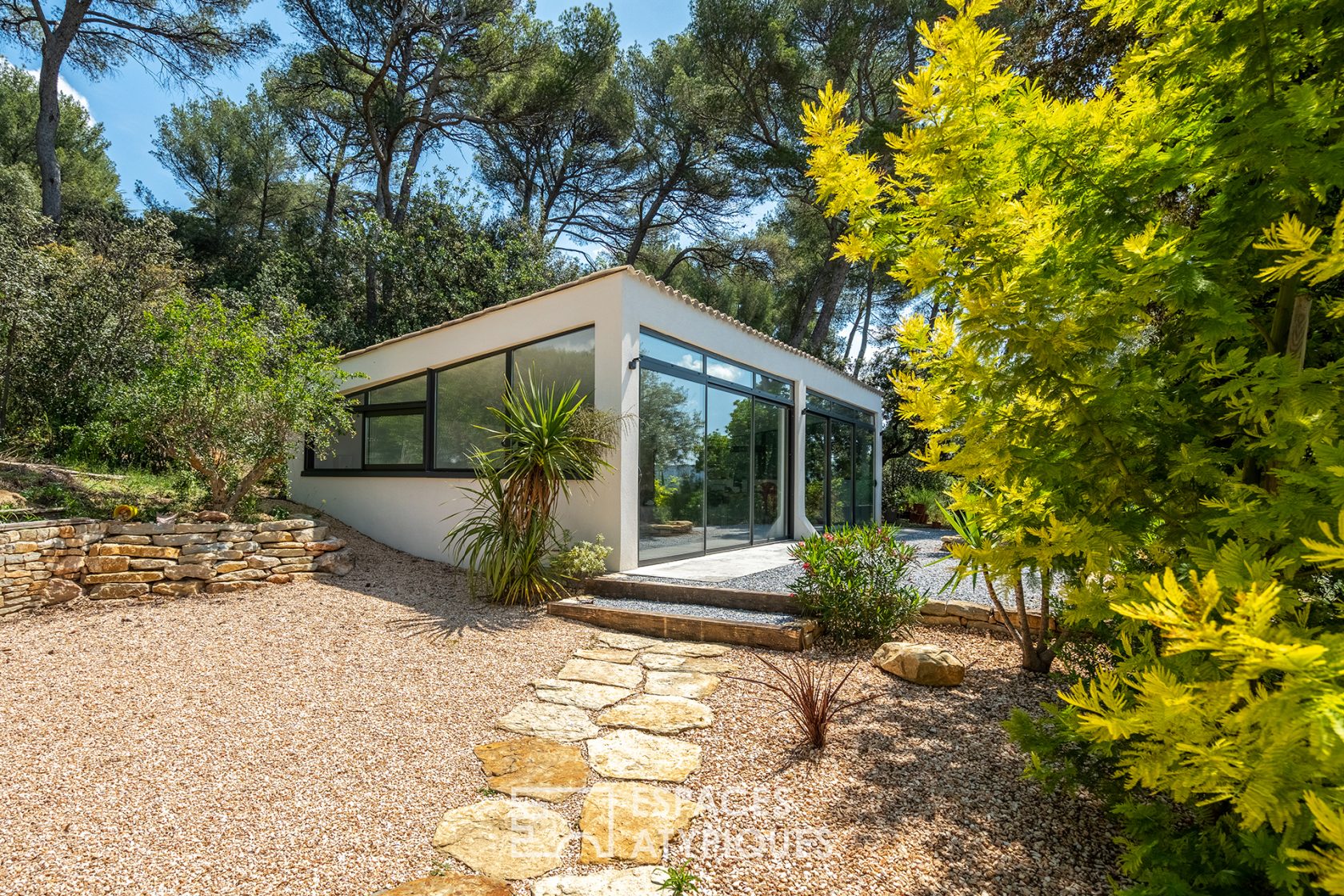 Maison californienne avec jardin exotique paysagé