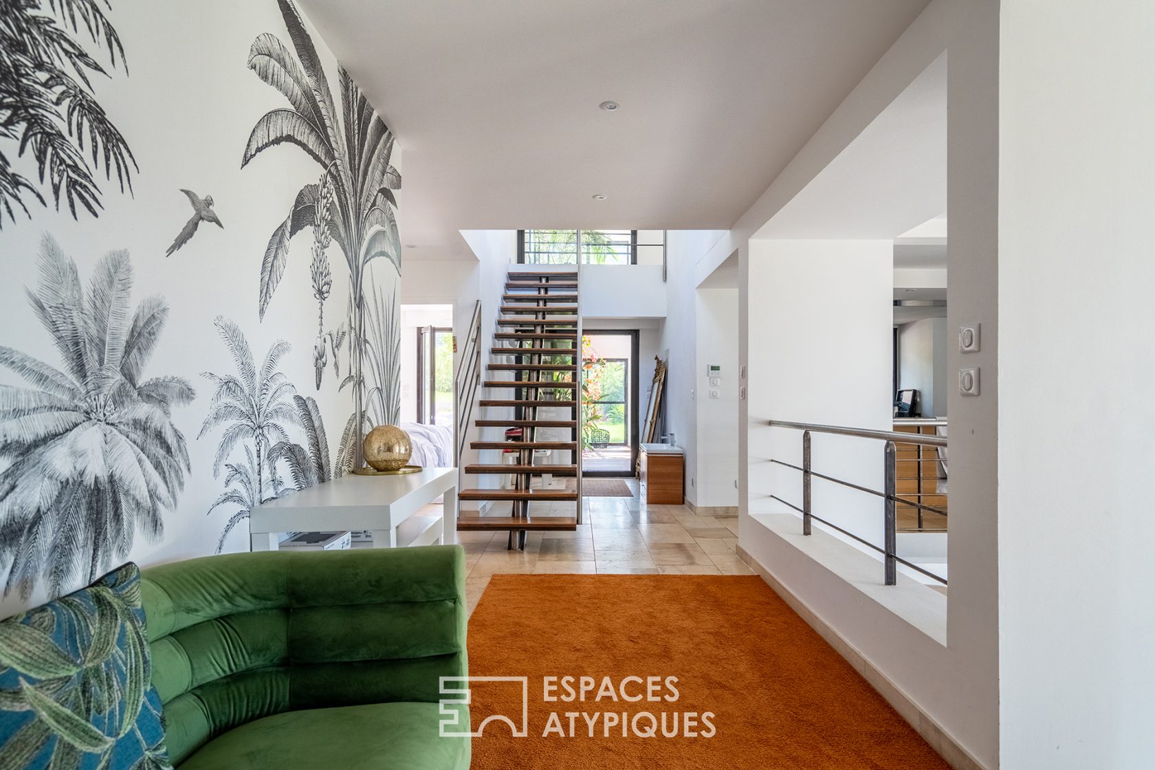 Maison californienne avec jardin exotique paysagé