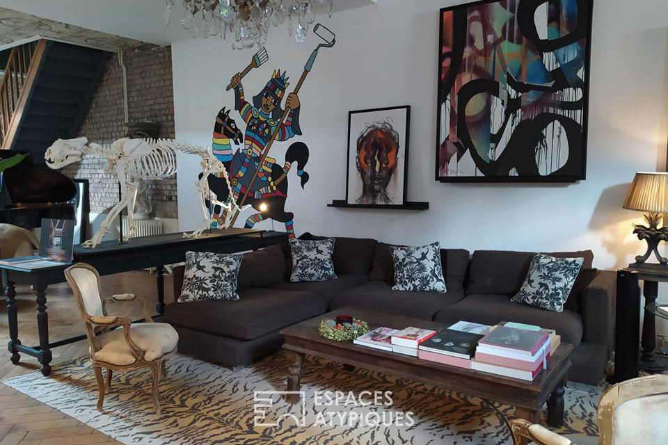 Giraffe house with an atypical decor
