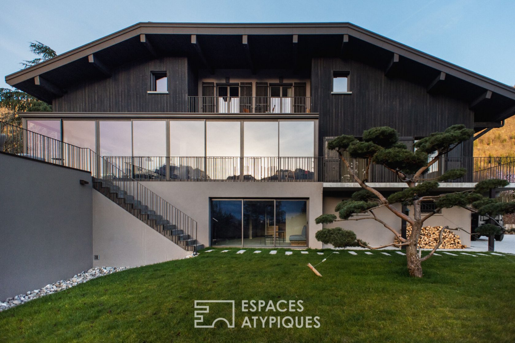 Japanese house with a view of the mountains