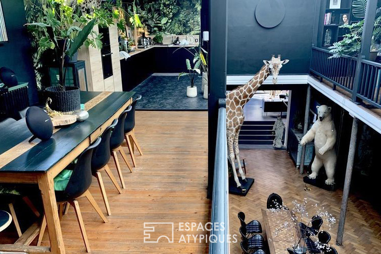 Giraffe house with an atypical decor
