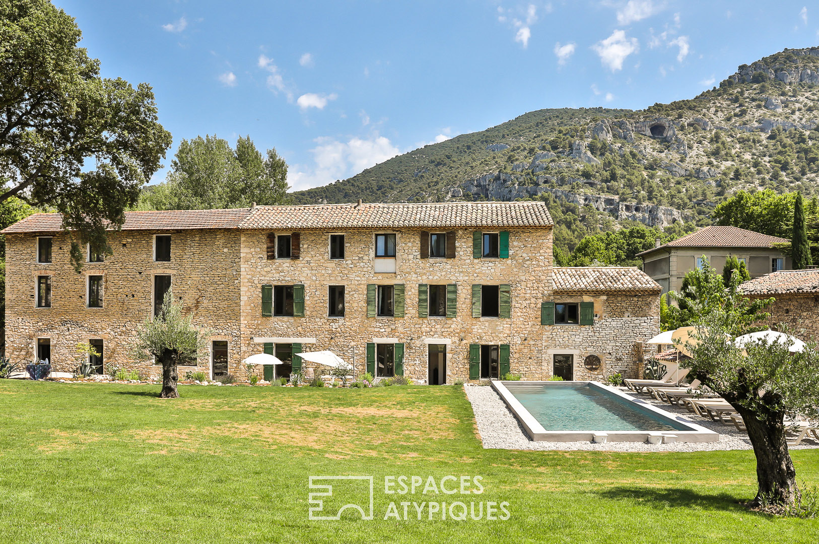 The Provencal bastide with swimming pool