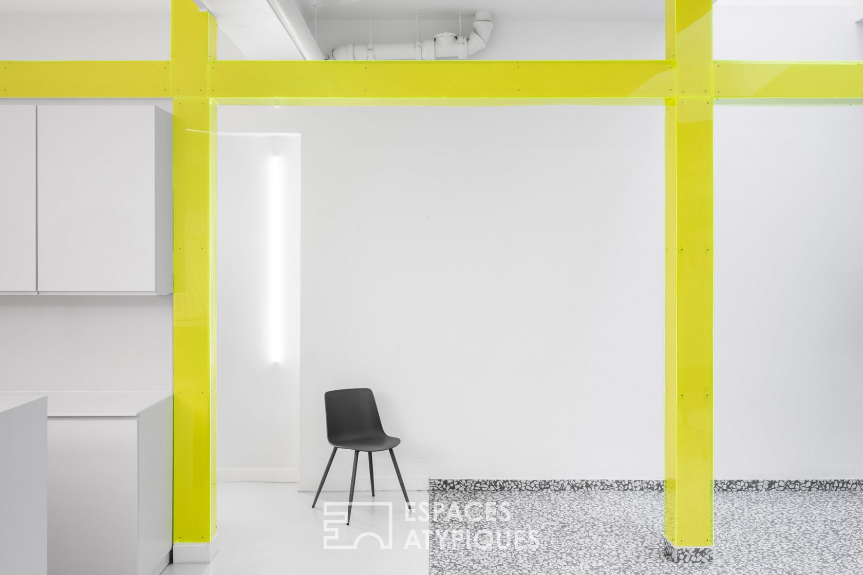 Loft fluo au décor contemporain