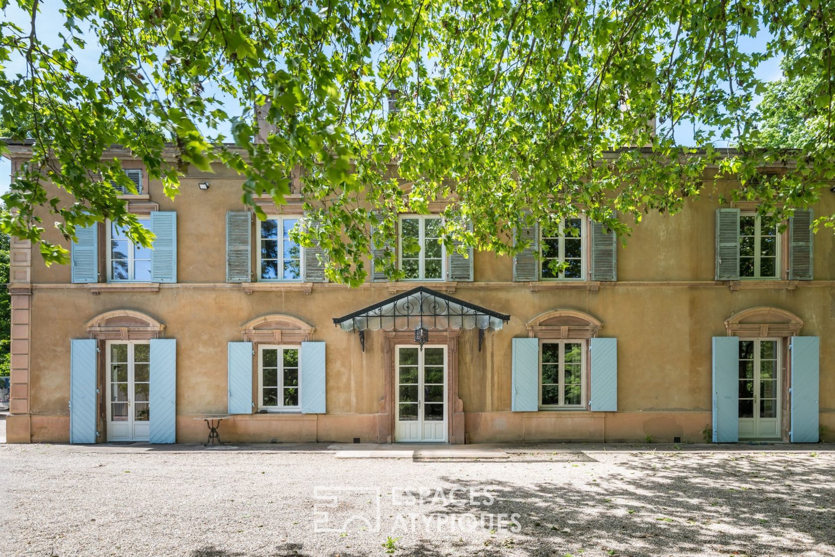 House with pool overlooking Lyon