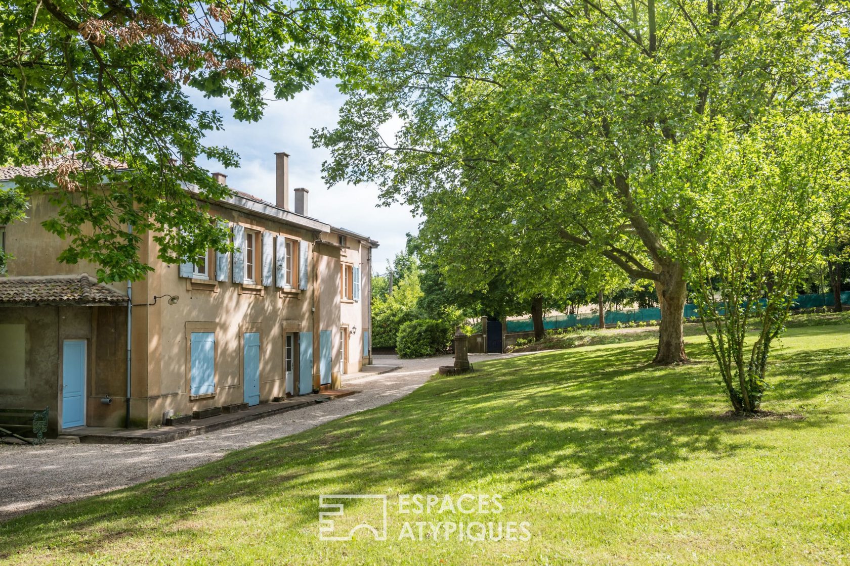 House with pool overlooking Lyon