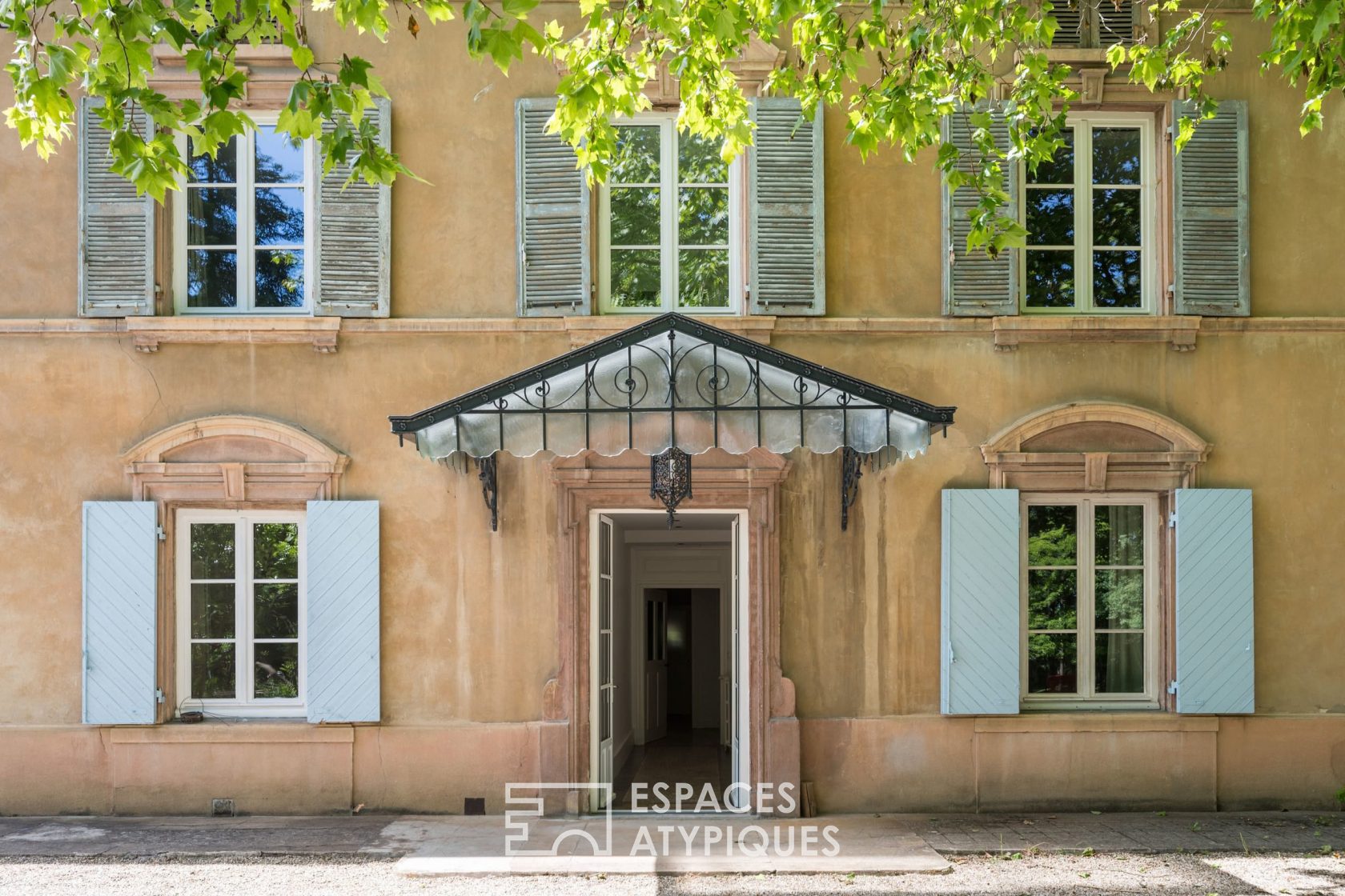 House with pool overlooking Lyon