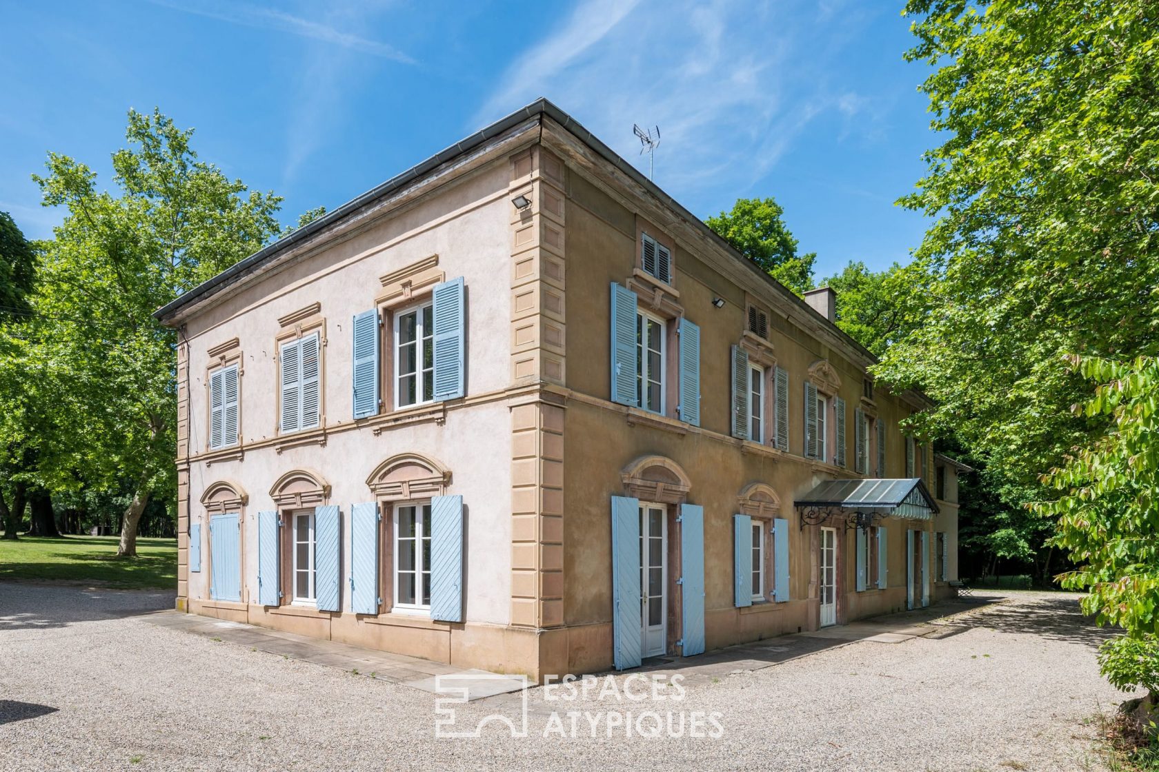 House with pool overlooking Lyon