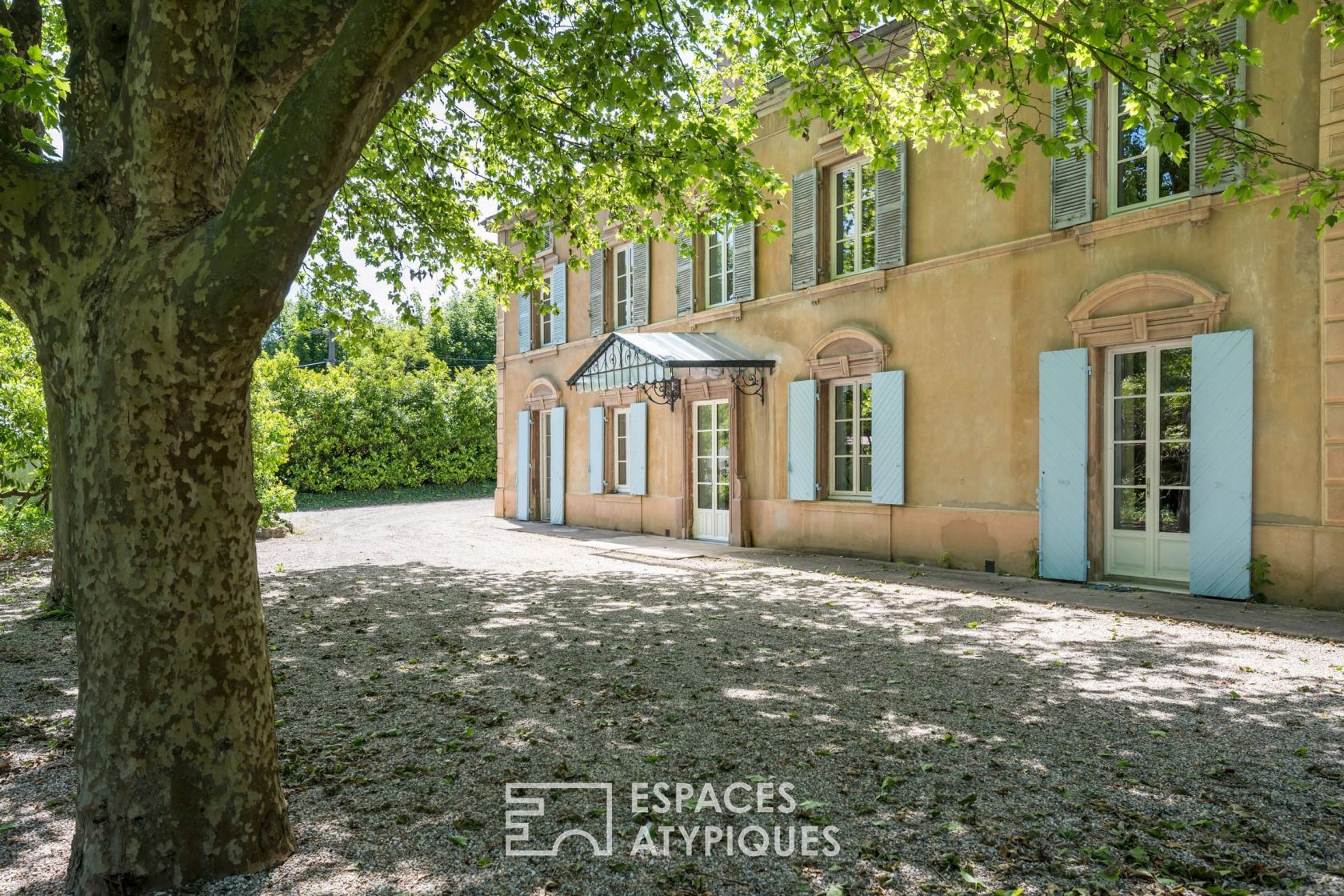 House with pool overlooking Lyon