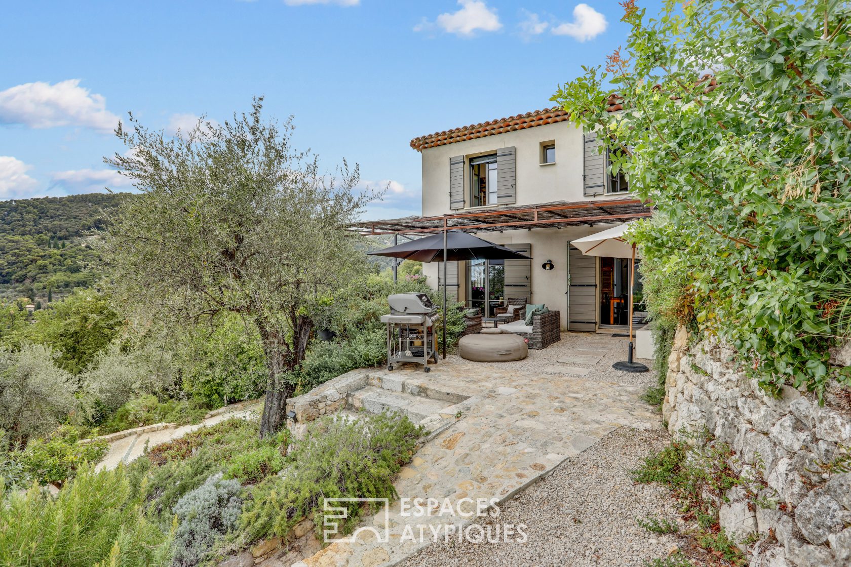 Domaine provençal avec restanques en pierres et piscines