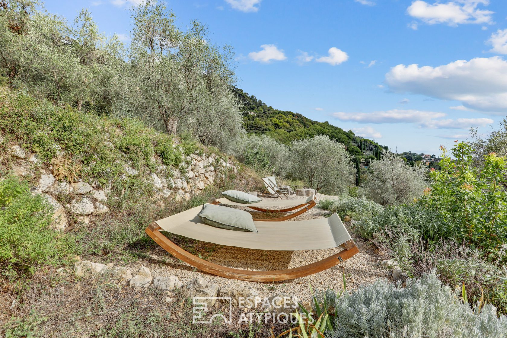 Domaine provençal avec restanques en pierres et piscines