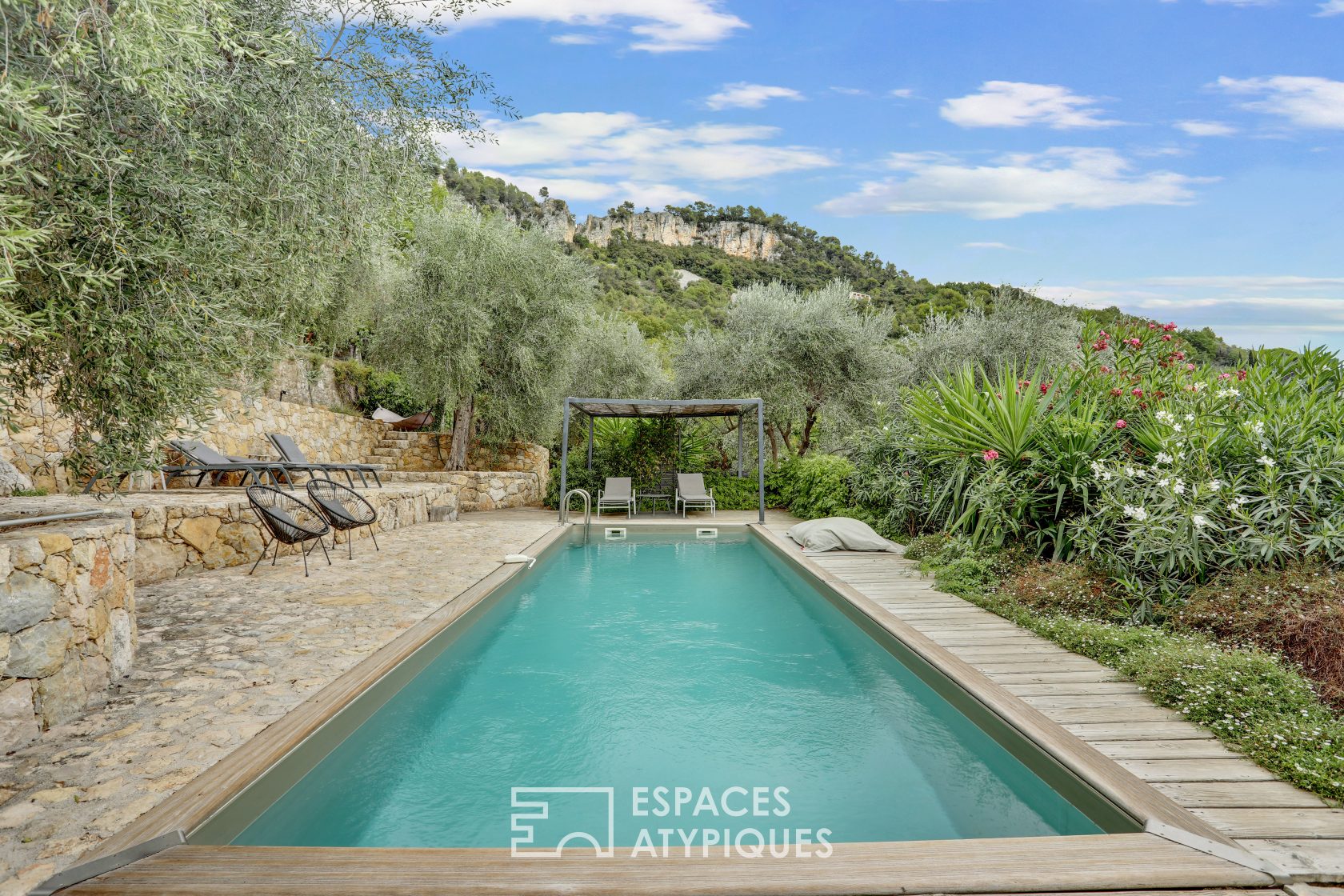 Domaine provençal avec restanques en pierres et piscines