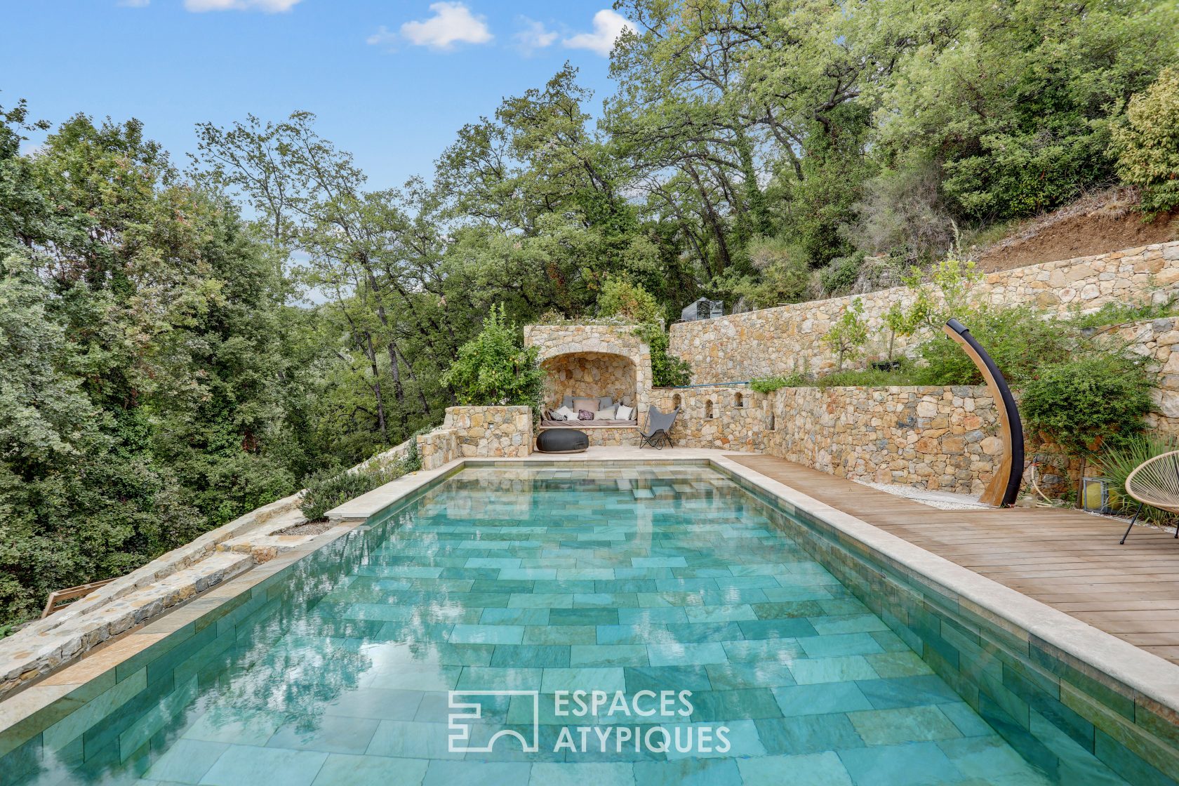 Domaine provençal avec restanques en pierres et piscines