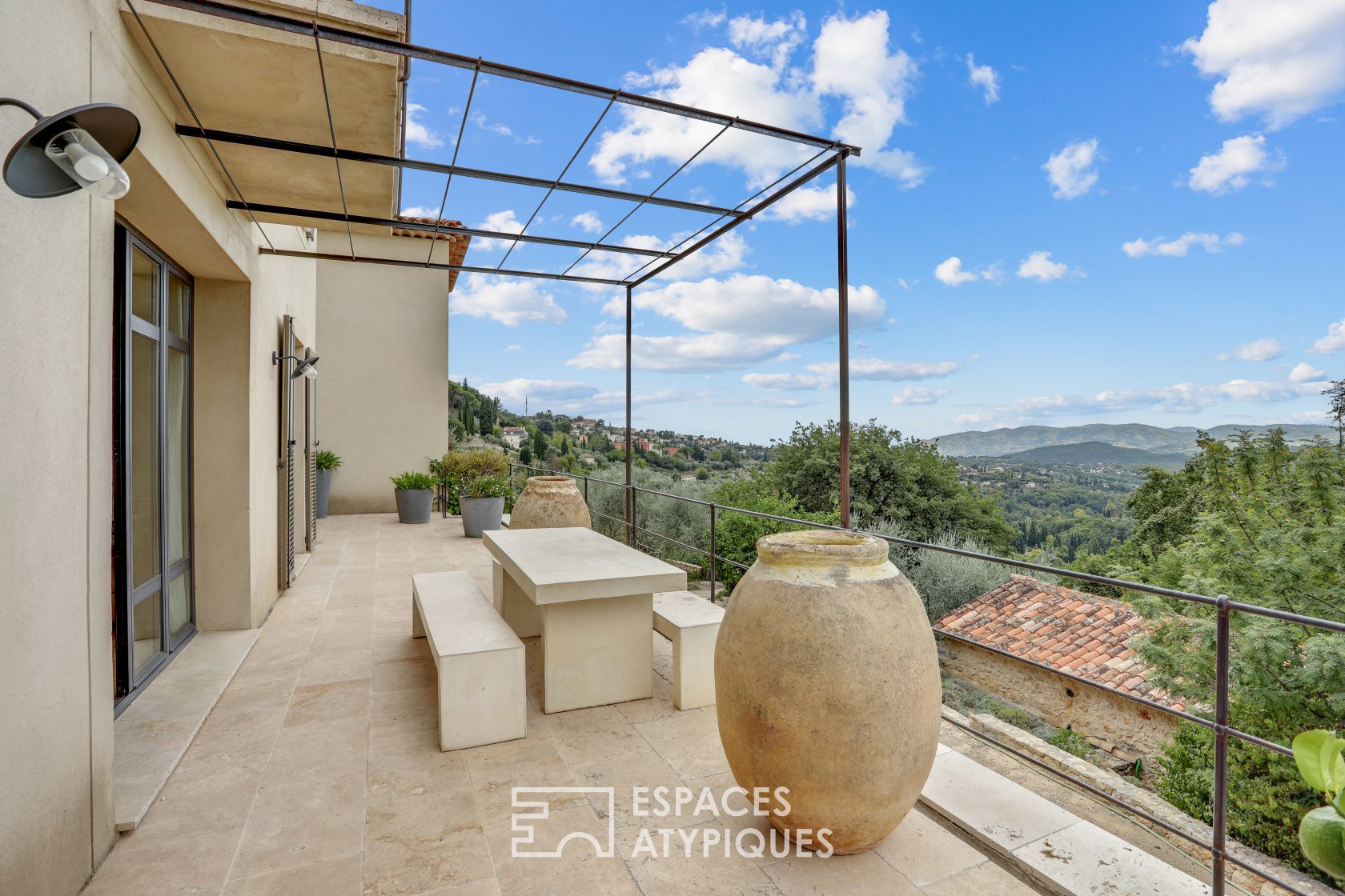 Domaine provençal avec restanques en pierres et piscines