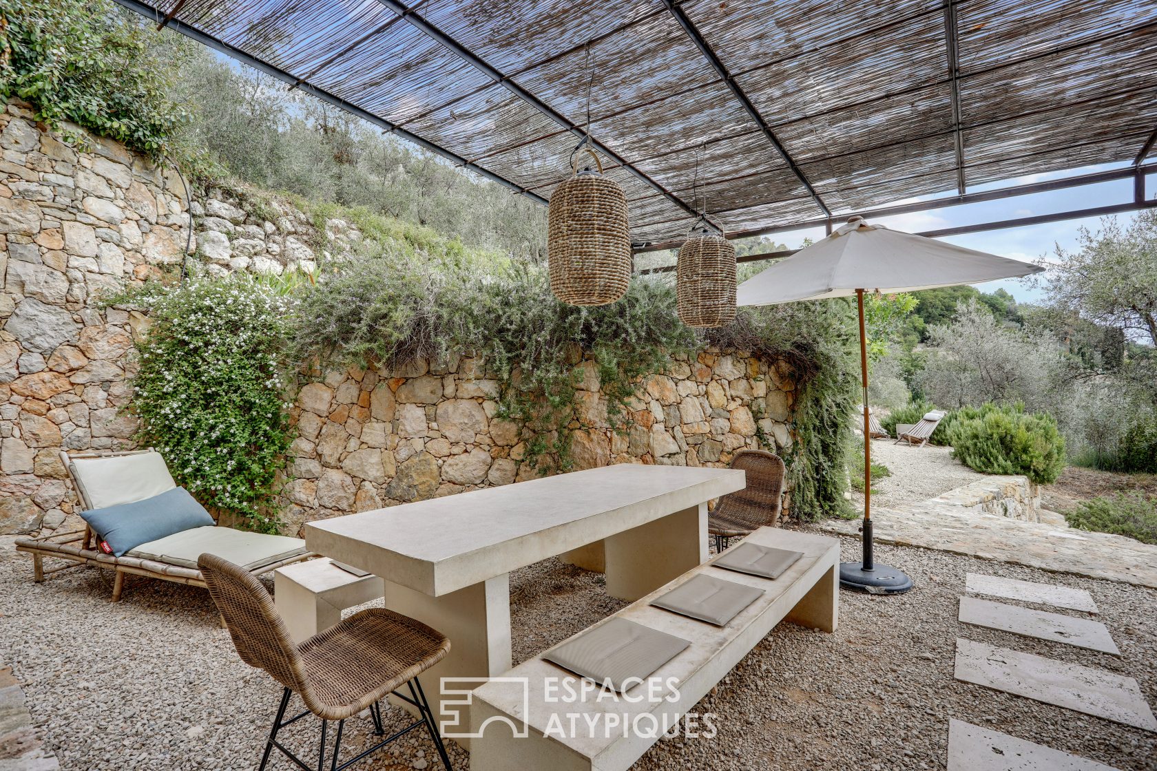 Domaine provençal avec restanques en pierres et piscines