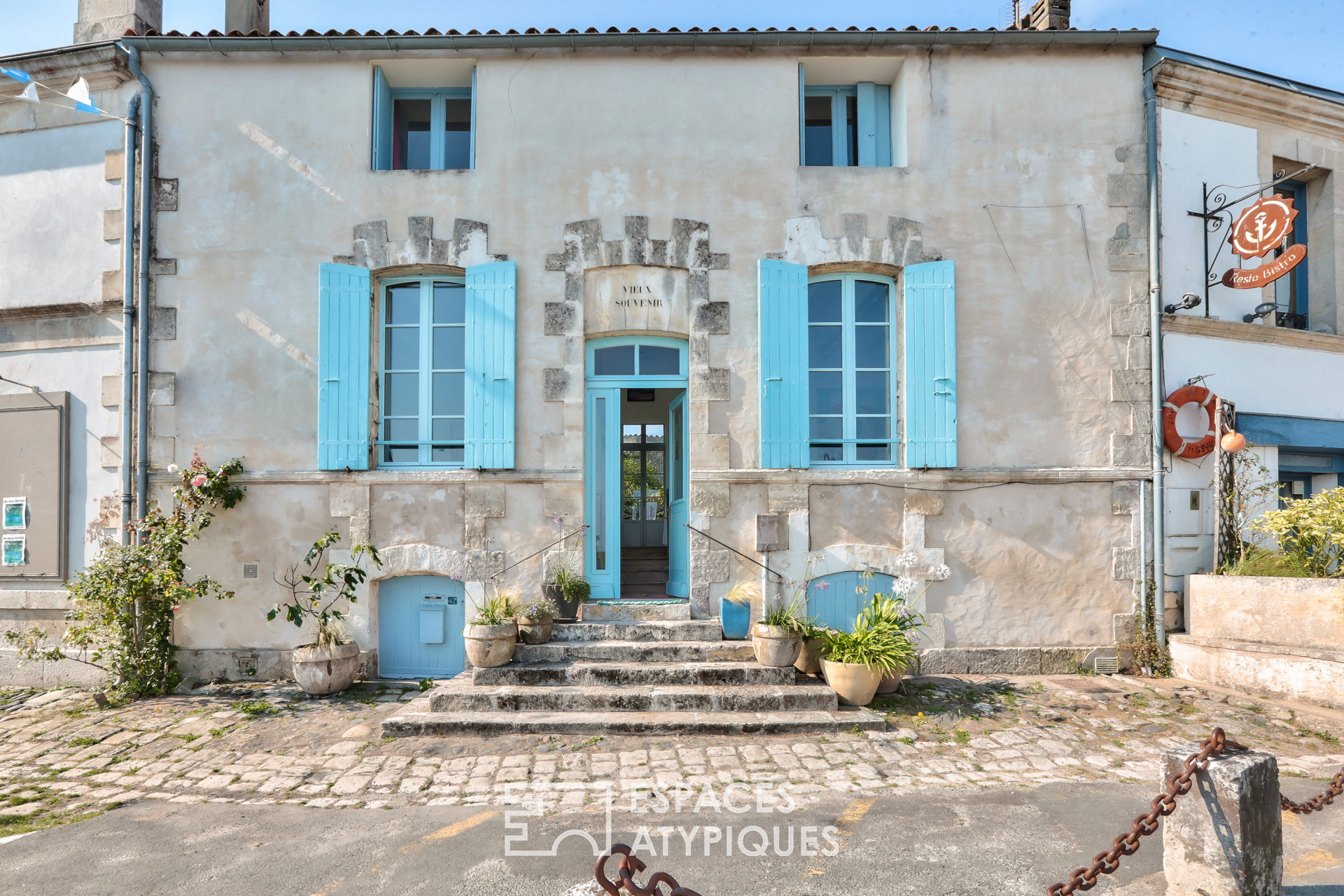 The house-gallery of the port