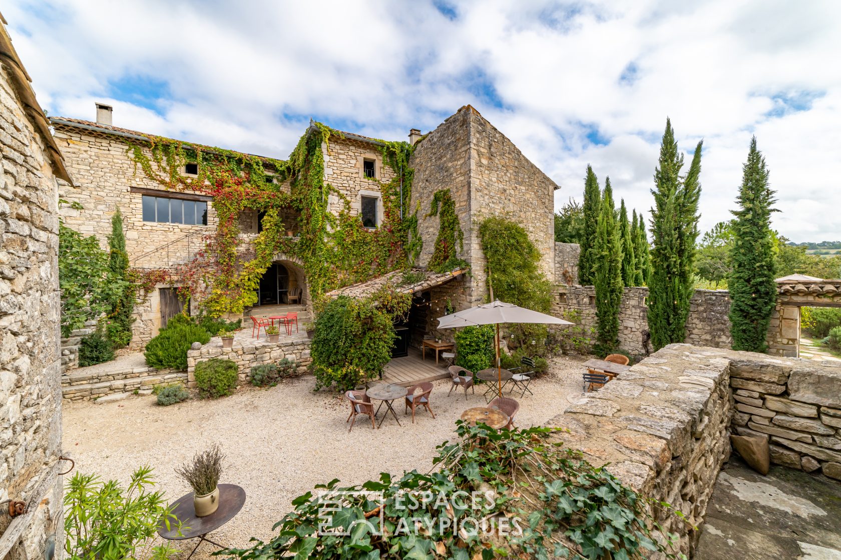 Mas provençal en pierre décoration méditérranéenne