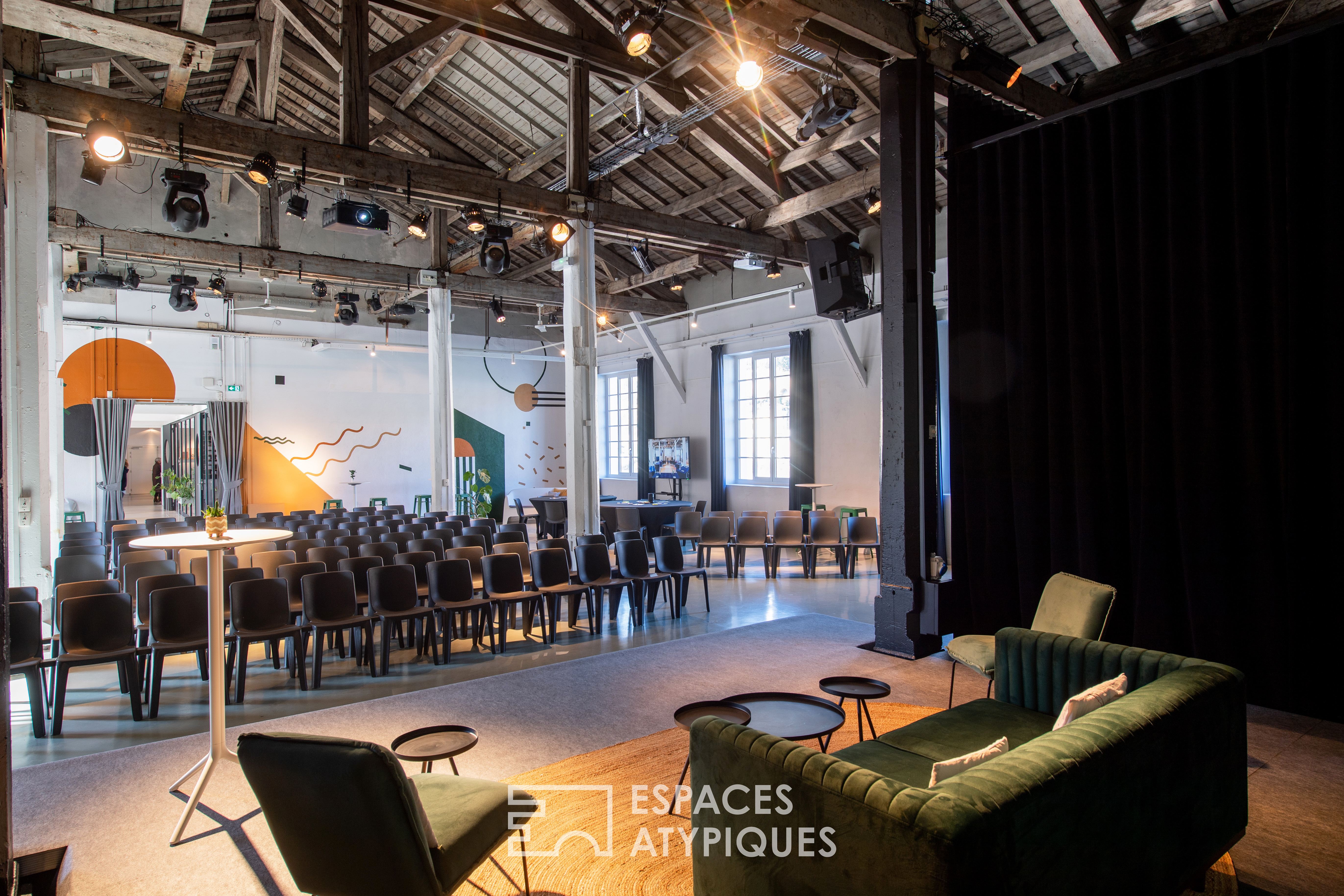 The pontoon, a colorful and atypical event space