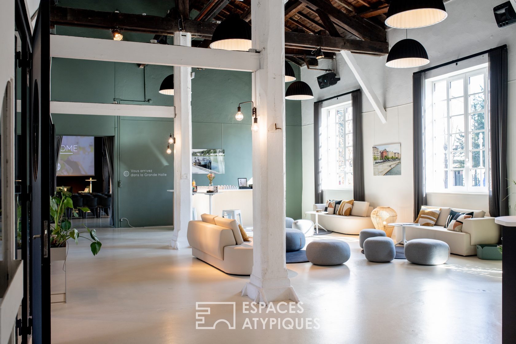 The pontoon, a colorful and atypical event space