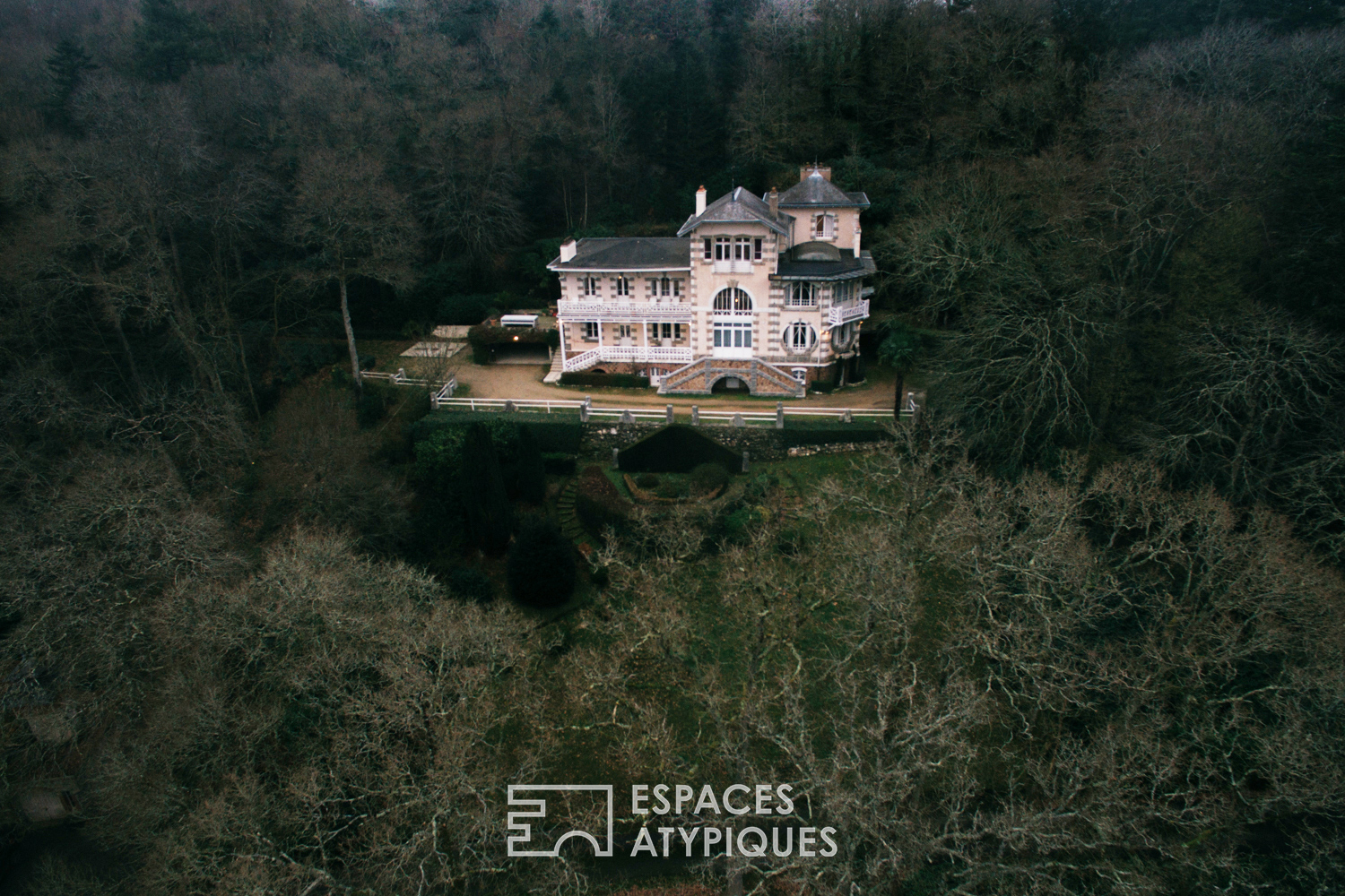 Colonial villa in art nouveau style