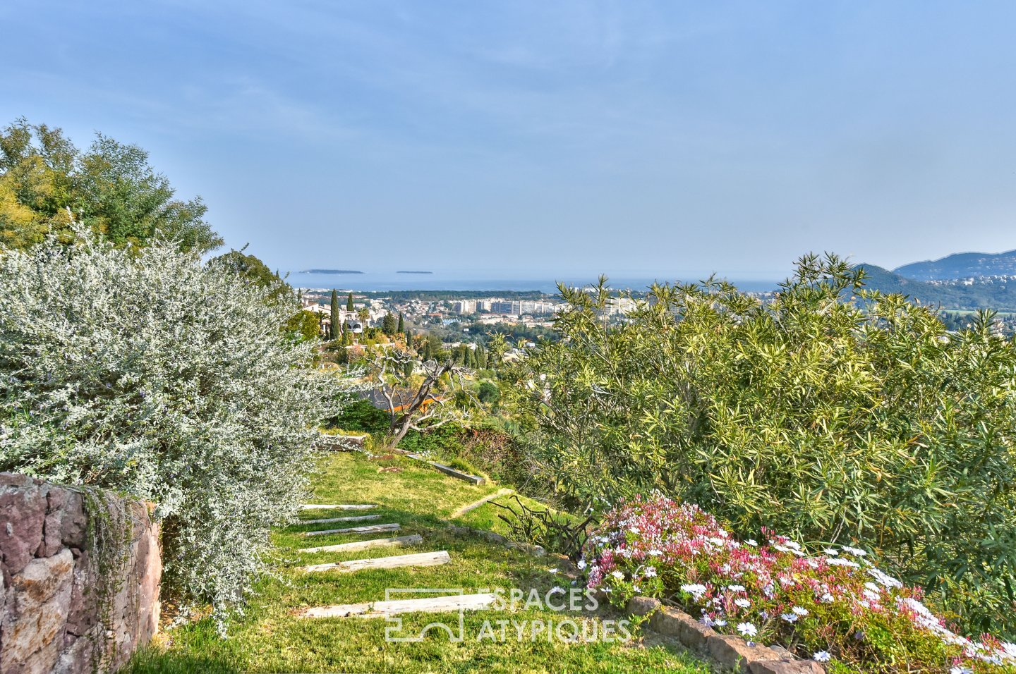 Villa californienne contemporaine avec vue mer