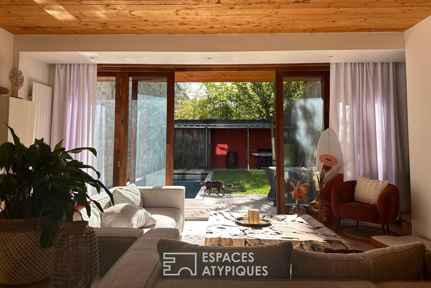 Cabane urbaine avec jardin et piscine