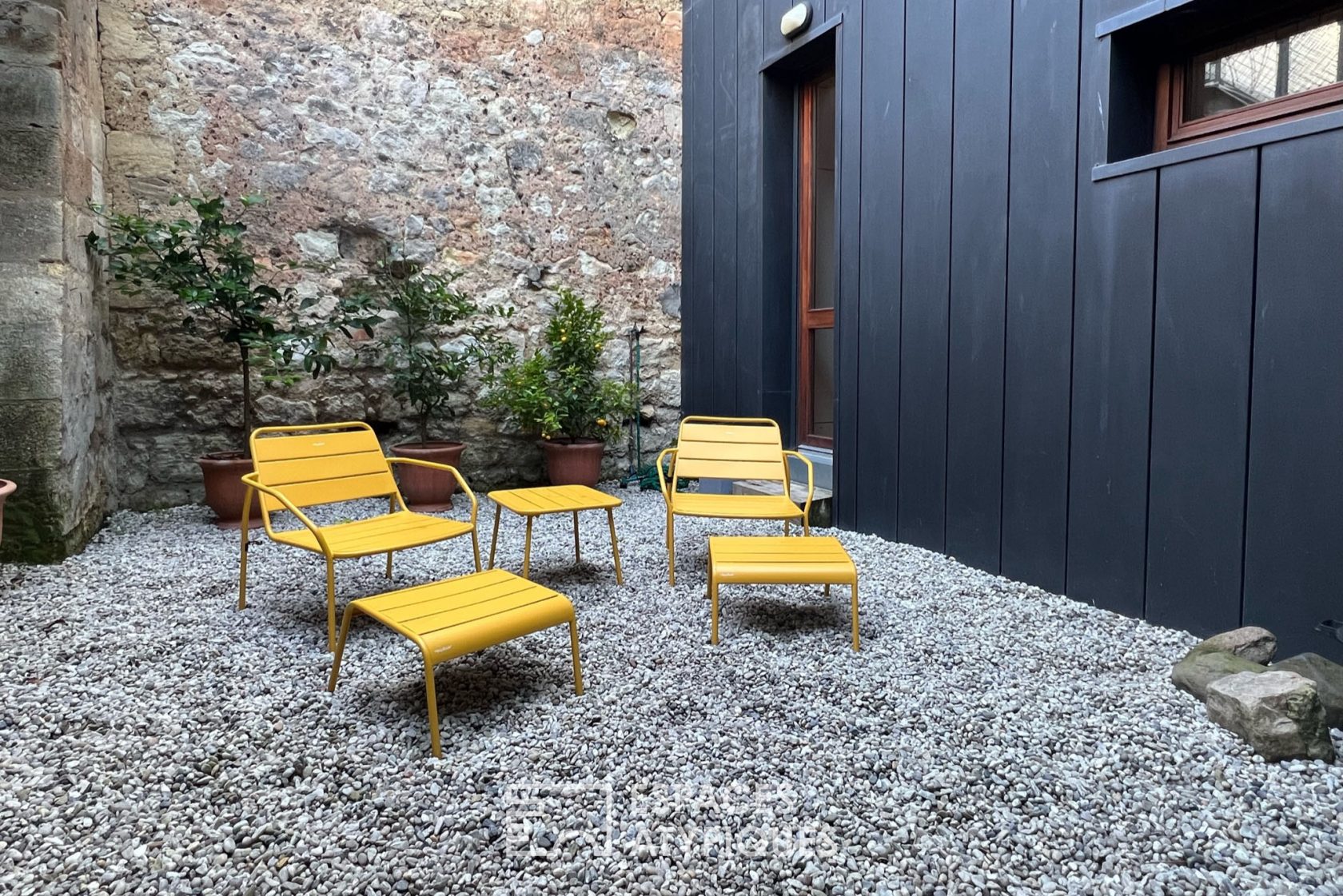 Cabane urbaine avec jardin et piscine