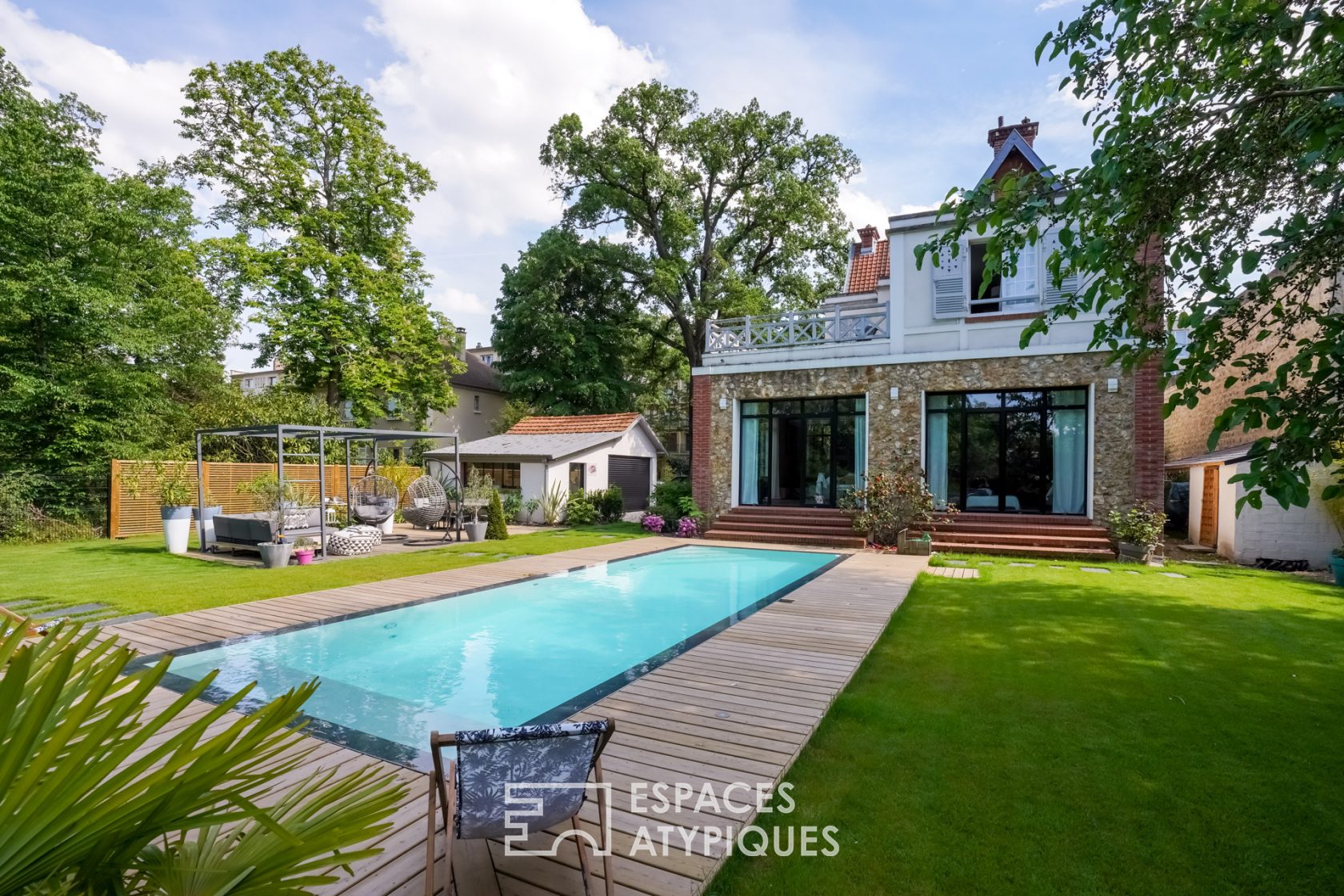 Anglo-Norman architecture house with pool