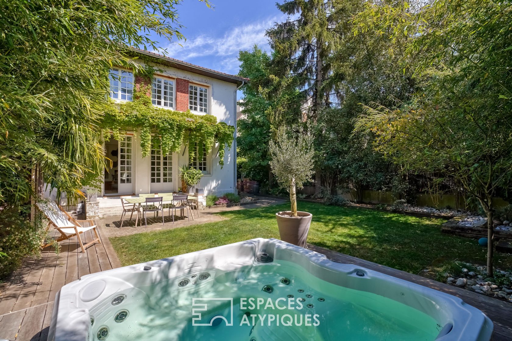 Townhouse with garden and jaccuzi