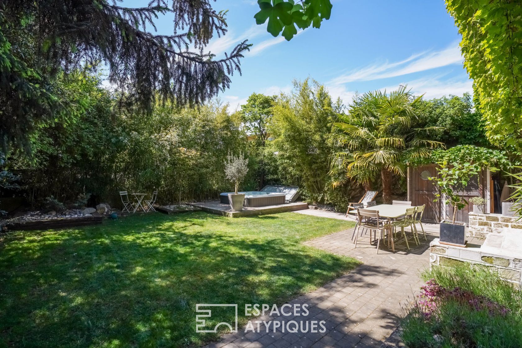 Townhouse with garden and jaccuzi