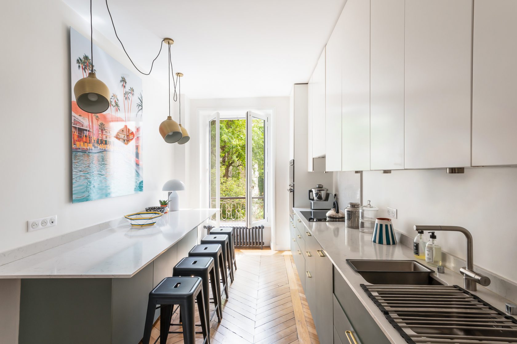 Appartement haussmanien avec une décoration contemporaine