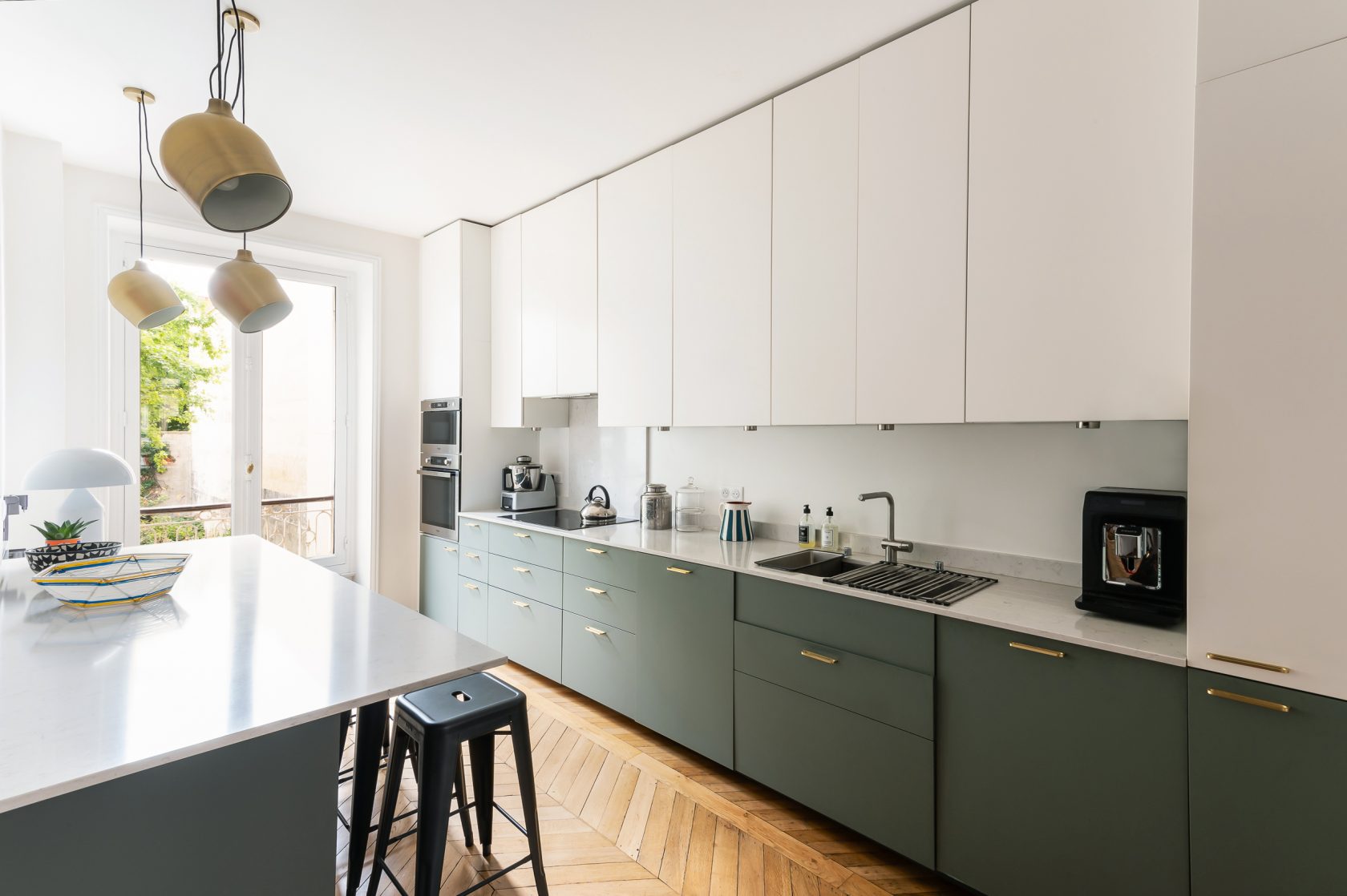 Appartement haussmanien avec une décoration contemporaine